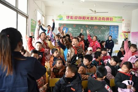 yy易游团委开展“青春照亮扶贫路”主题活动